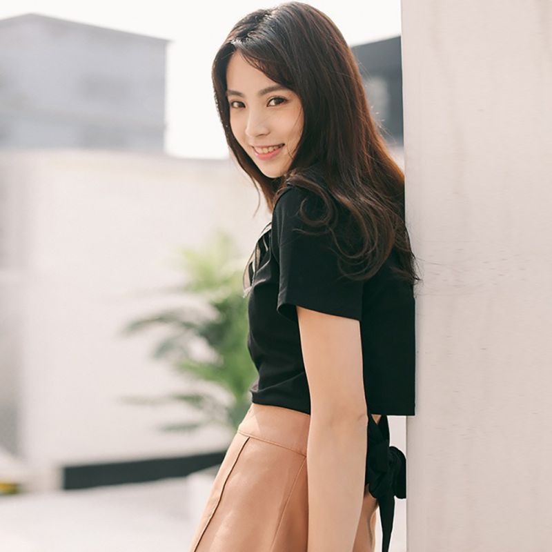 Áo thun tay ngắn cổ tròn phối nơ sau lưng cho phái nữ