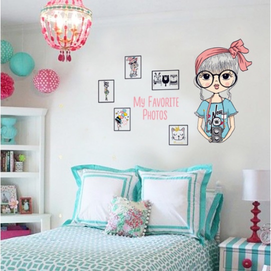 Decal trang trí tường - Cô gái với những bức tranh