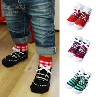 Vớ hình chiếc giày cột dây bé trai