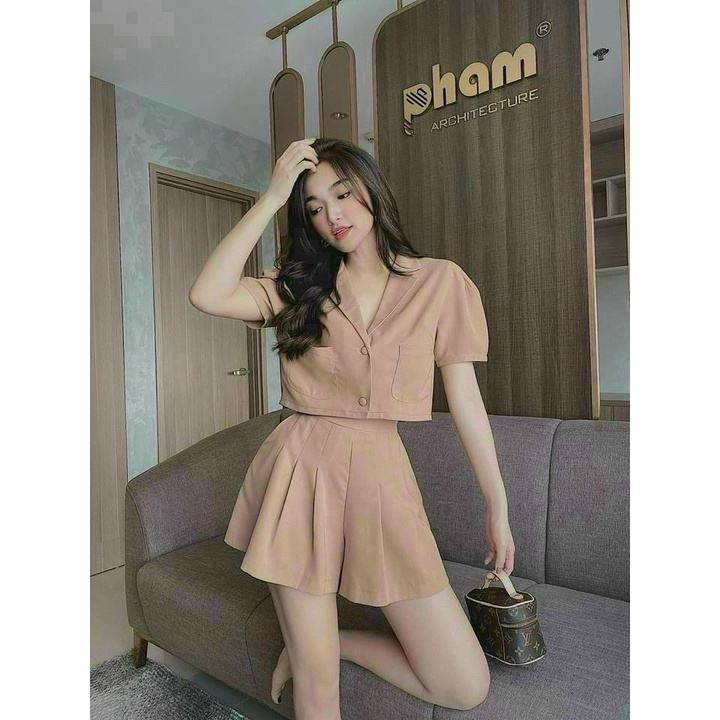 Sét áo croptop cổ vest kèm quần đùi xếp ly đầy cá tính