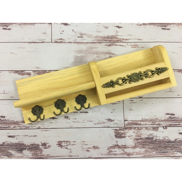 Kệ gỗ decor dày dặn và chắc chắn 250k