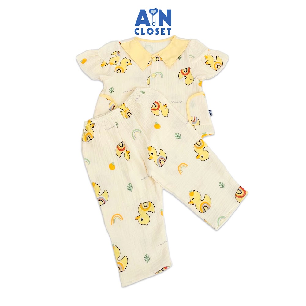 Bộ quần áo dài tay ngắn bé gái họa tiết Vịt Vàng xô muslin - AICDBG1VBB9W - AIN Closet