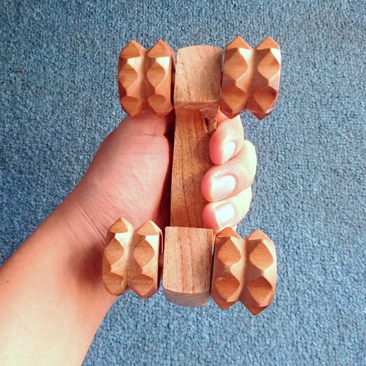 Bàn lăn gỗ massage tay gai