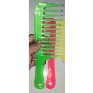 Một chiếc lược dành cho tóc xoăn_ tóc uốn bằng nhựa