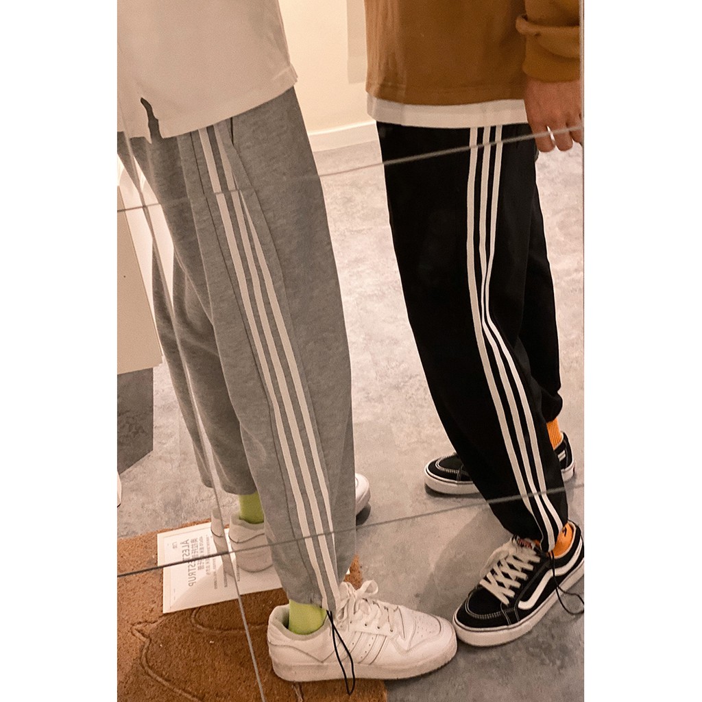 Quần Jogger Nữ Nam 3 Sọc Form Ống Rộng Thể Thao Có Thể Để Xuông Hoặc Rút Dây Bo Gấu Màu Trắng, Đen, Xám