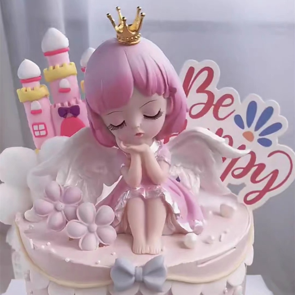 Trang trí cô gái thiên thần có cánh váy hồng ngồi