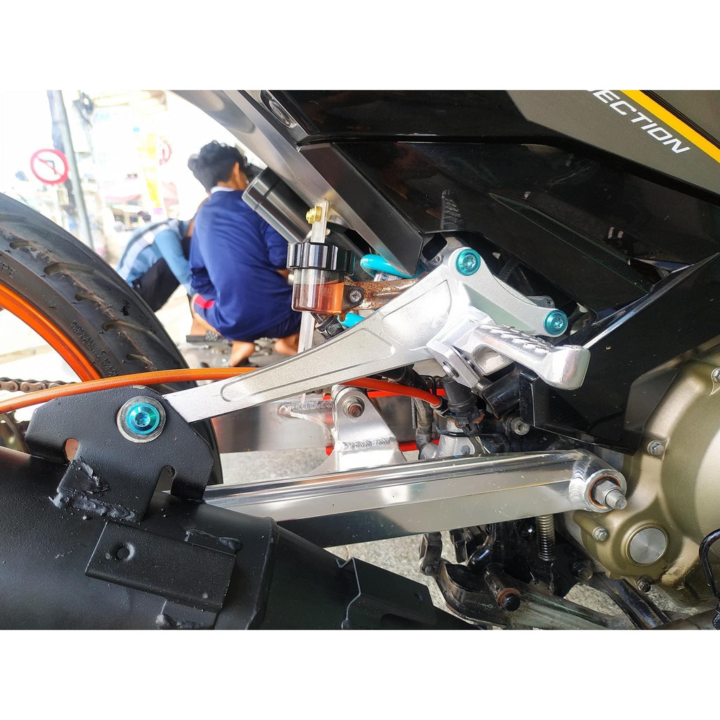 Cặp gác chân sau Y15ZR Mã lai gắn Exciter 150,155 " kèm pas treo Pô CNC "