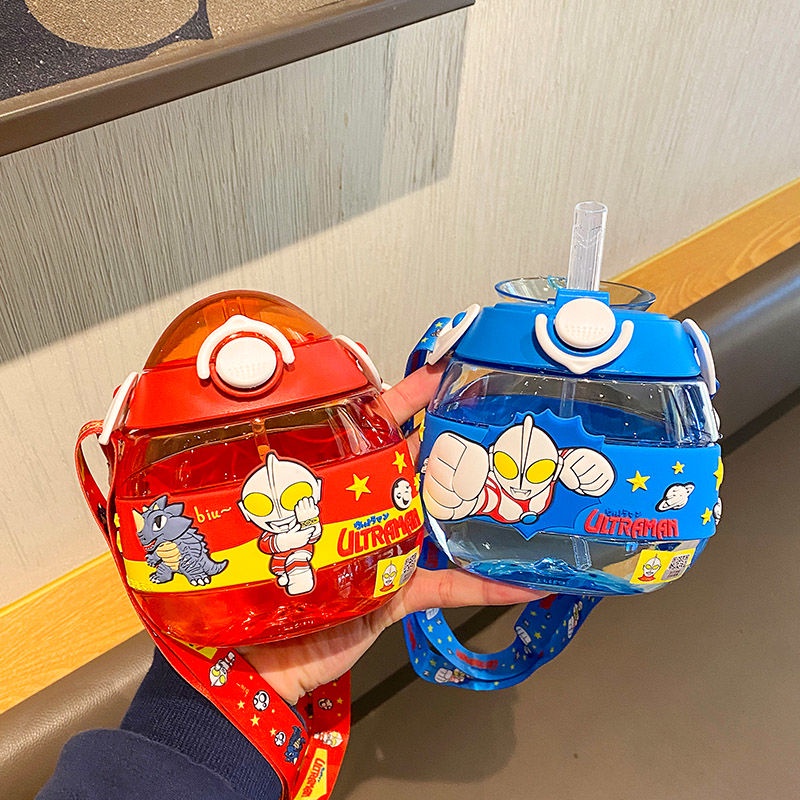 Bình Nước Có Ống Hút Chống Rơi Họa Tiết Ultraman Cho Bé