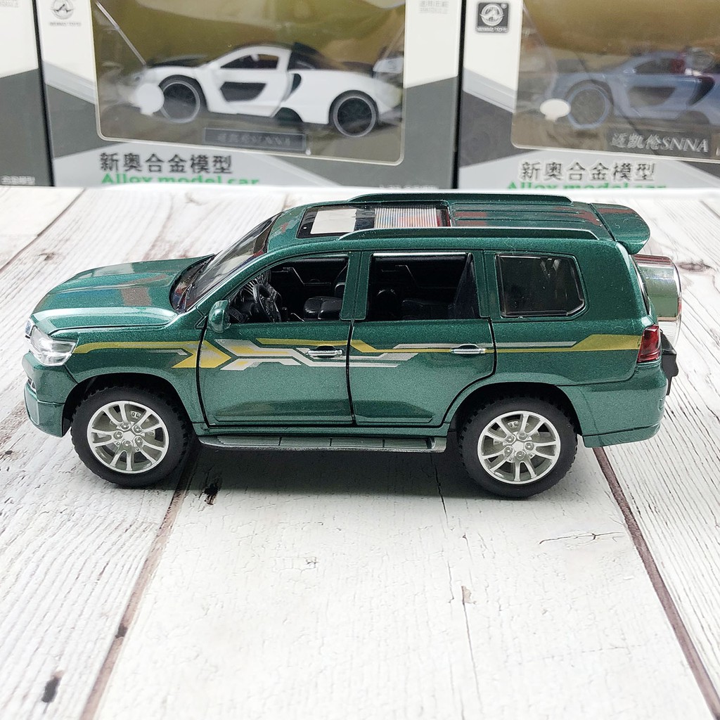 Xe mô hình tỉ lệ 1:32 Toyota Land Cruiser Prado hãng Chezhi màu Đỏ, Xanh bộ đội