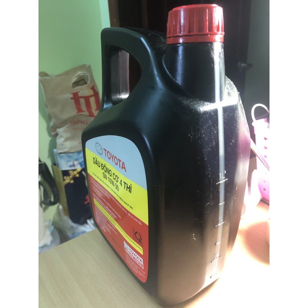 Dầu nhớt động cơ Toyota 10W30 chính hãng Toyota dùng cho máy xăng