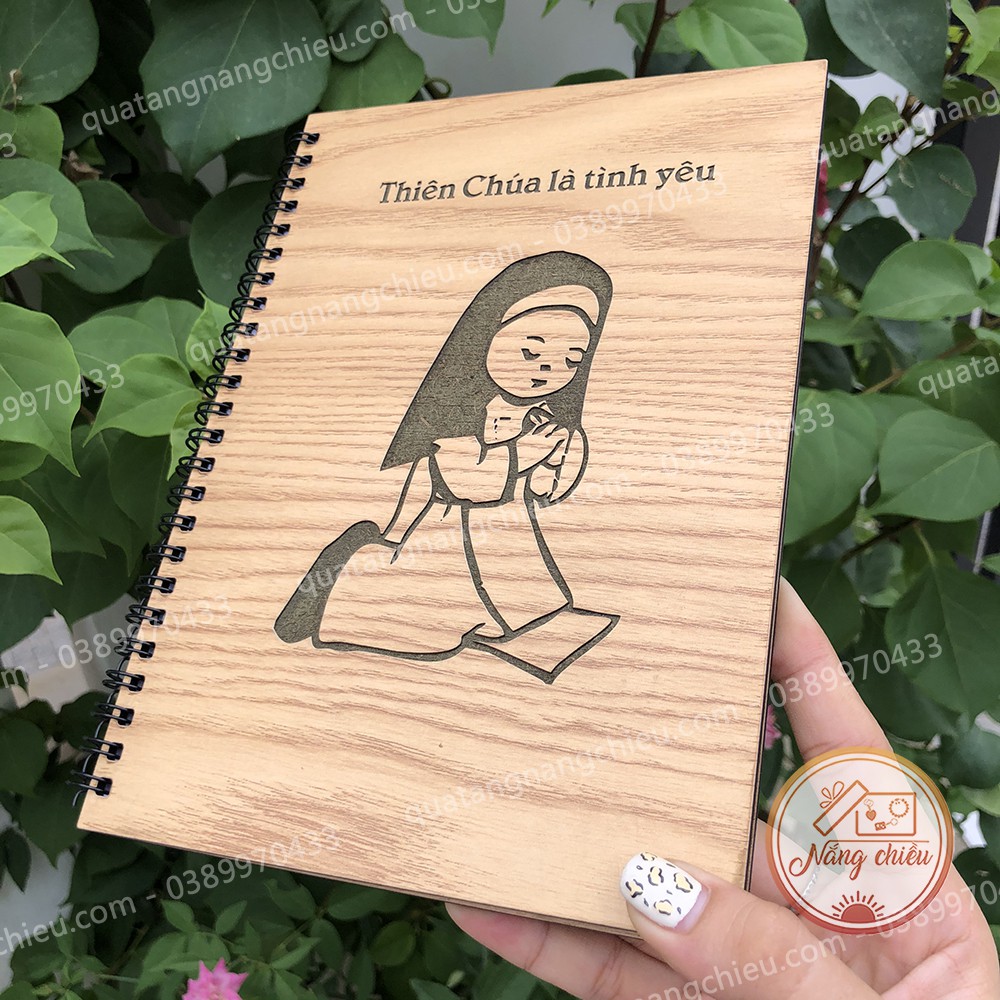 Sổ tay khắc hình nữ tu sĩ, gáy lò xo, bìa gỗ ghi chép , ghi chú ....