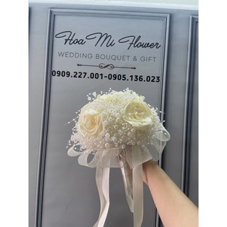 Hoa cưới cầm tay cô dâu quấng họa lụa satin điểm hạt cườm hạt châu theo xu hướng hoa cưới giá rẻ