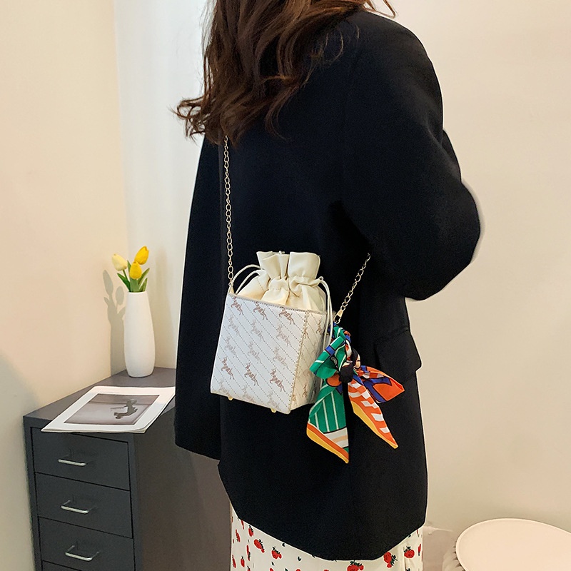 Túi Đeo Vai Hình Vuông Phối Dây Xích Thiết Kế Thời Trang 2022 Cho Nữ