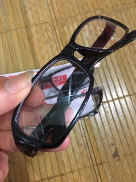 Kính mắt trắng vuông ( gọng đen) | BigBuy360 - bigbuy360.vn