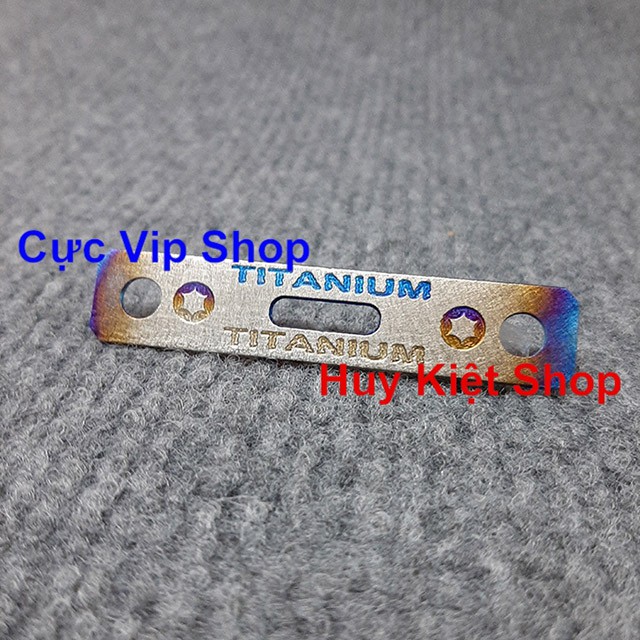 (Sử Dụng Cho Mọi Loại Xe) Logo Titanium Tem Kẹp Dè Chữ Đẳng Cấp