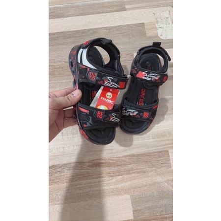 Sandal cho bé trai - dép quai hậu đi cho bé học TH siêu nhẹ tối giản QCCC fullbox đen đỏ thời trang 309 (sz32-sz37)