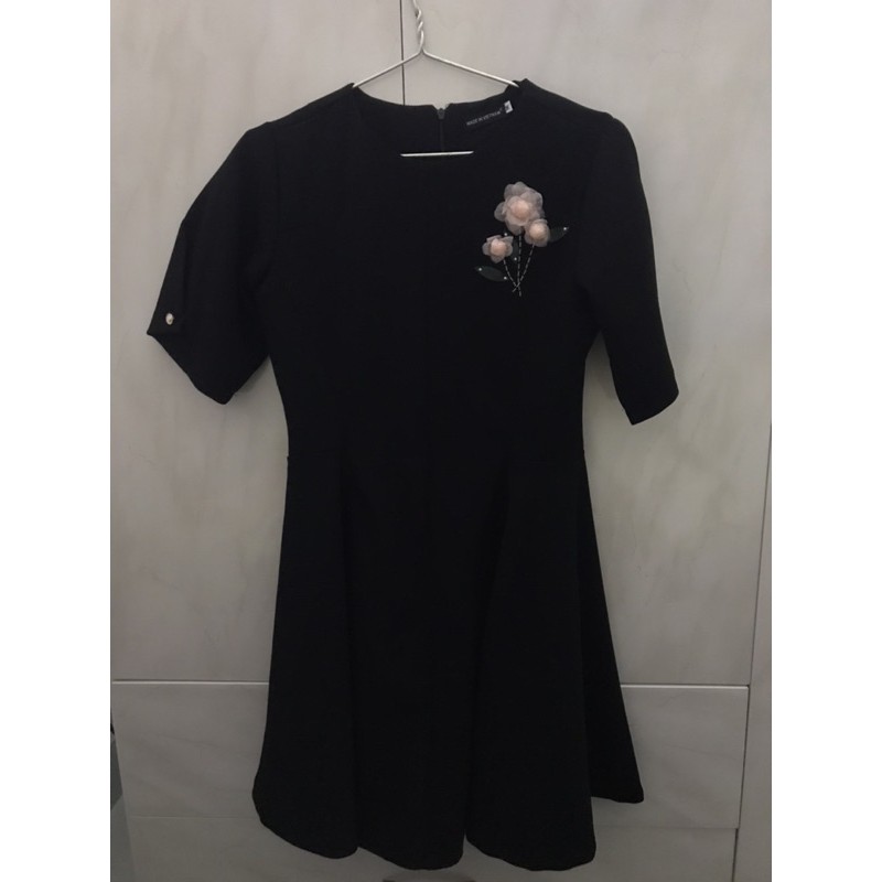 Pass đầm xoè đen kết hoa ngực