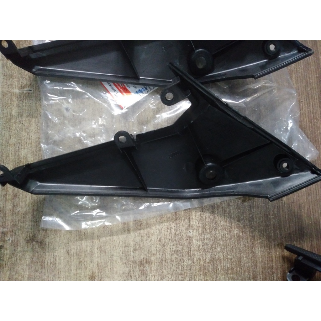 Mỏ cày đen nhám bên trái xe Sym Galaxy 50cc