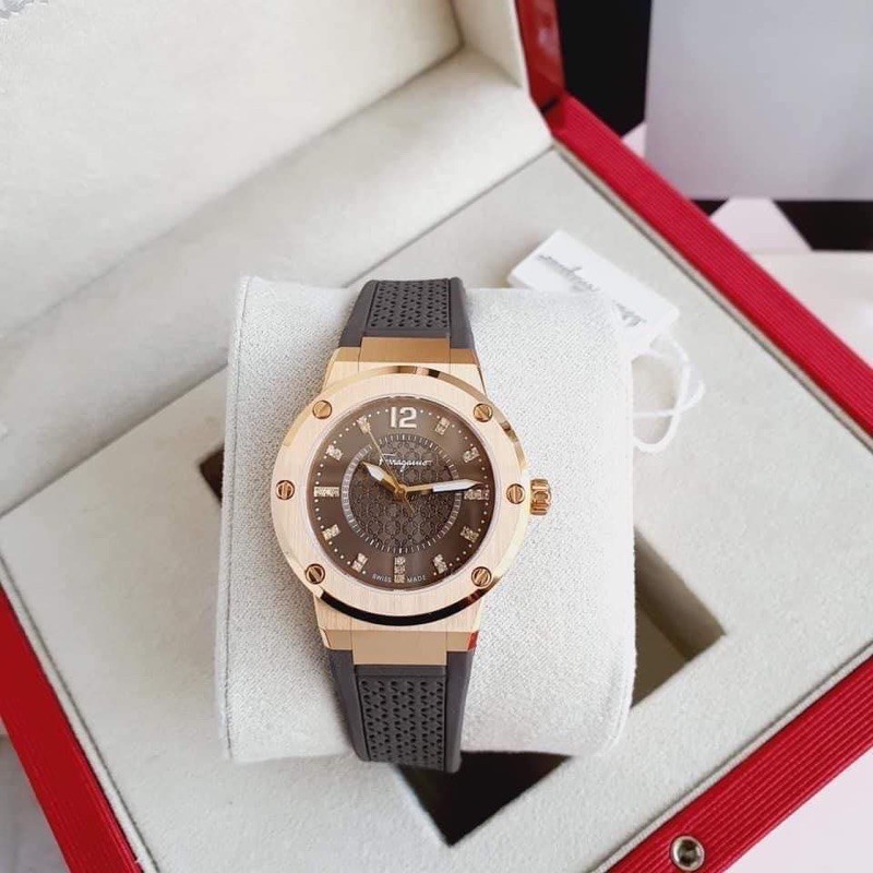 Đồng hồ nữ  Salvatore Feragamo dáng Hublot như thỏi chocolate .