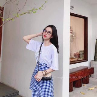Set pull trắng + chân váy caro xanh đắp lệch tà