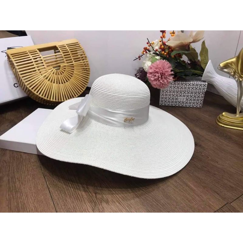 Mũ cói đi biển vành rộng dây nơ gắn chữ Dio sang chảnh