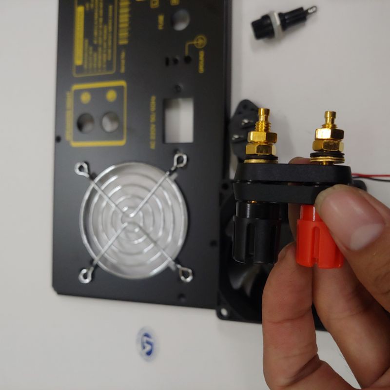 mặt sau amply vàng