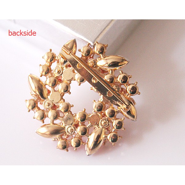 Ghim cài áo đính đá sang trọng