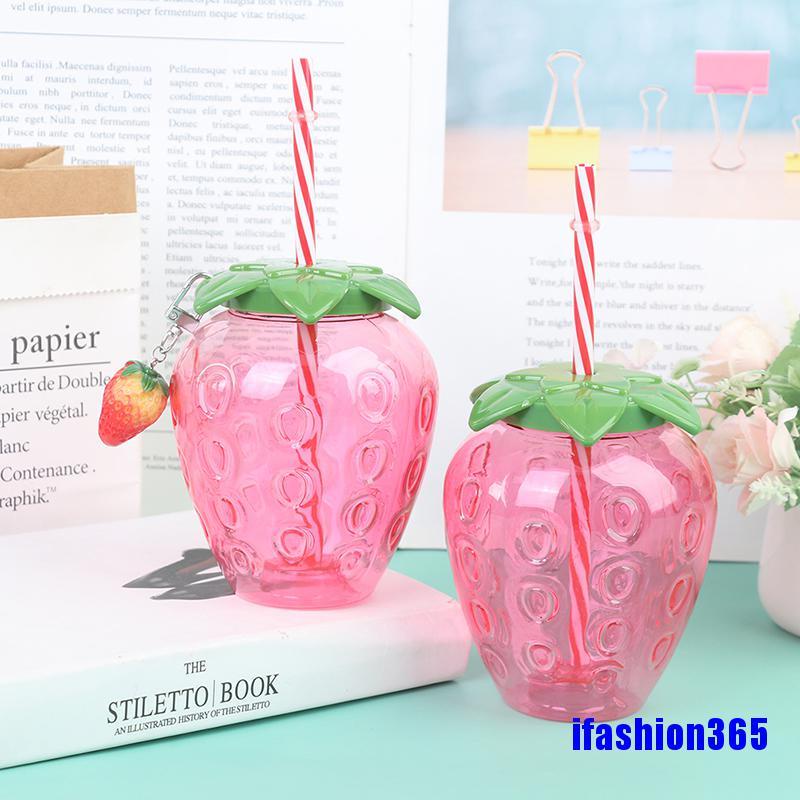 [Hàng mới về] Bình đựng nước bằng nhựa họa tiết dâu tây hoạt hình dễ thương tiện dụng