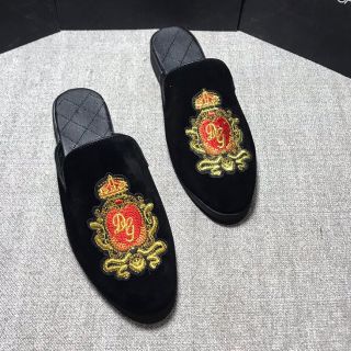 Sục ong đỏ thêu DG