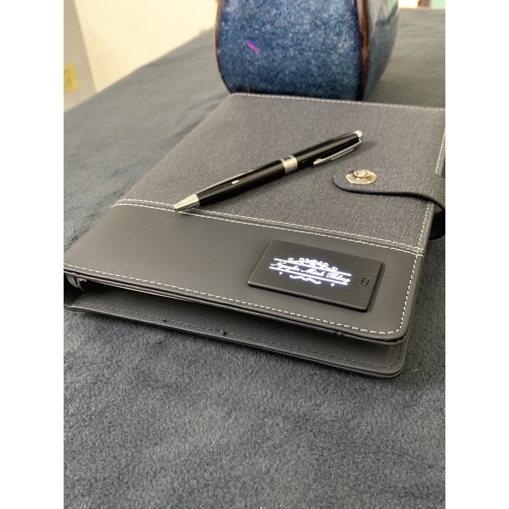 . Sổ tay A5 tích hợp dự phòng đa năng. Món quà tặng công  nghệ độc đáo và ý  nghĩa.