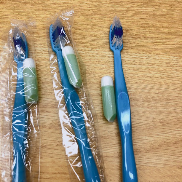 1 cây bàn chải màu xanh dùng 1 lần tiện dụng tặng kèm kem đánh răng mã F32