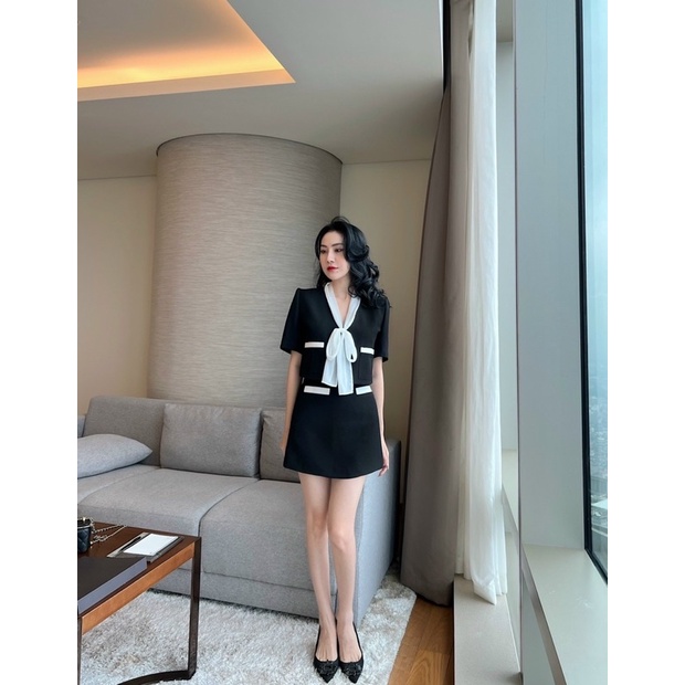 Áo vest nữ, vest ngắn tay NKN Celina màu đen, thiết kế cổ nơ, dáng croptop, chất liệu cao cấp.