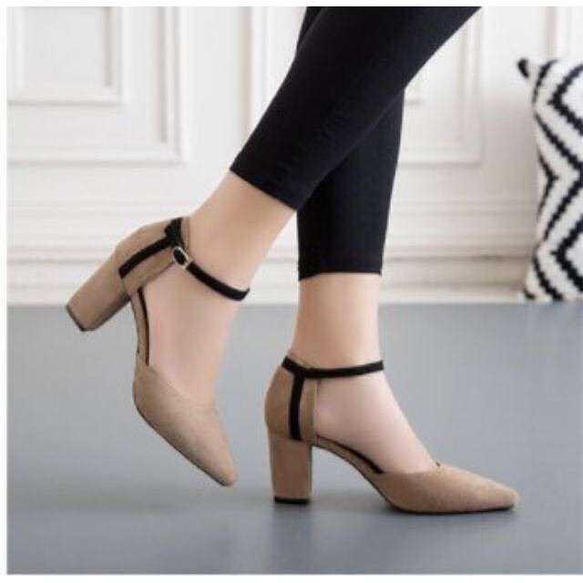 Giầy bít mũi kín gót có đen và trắng
