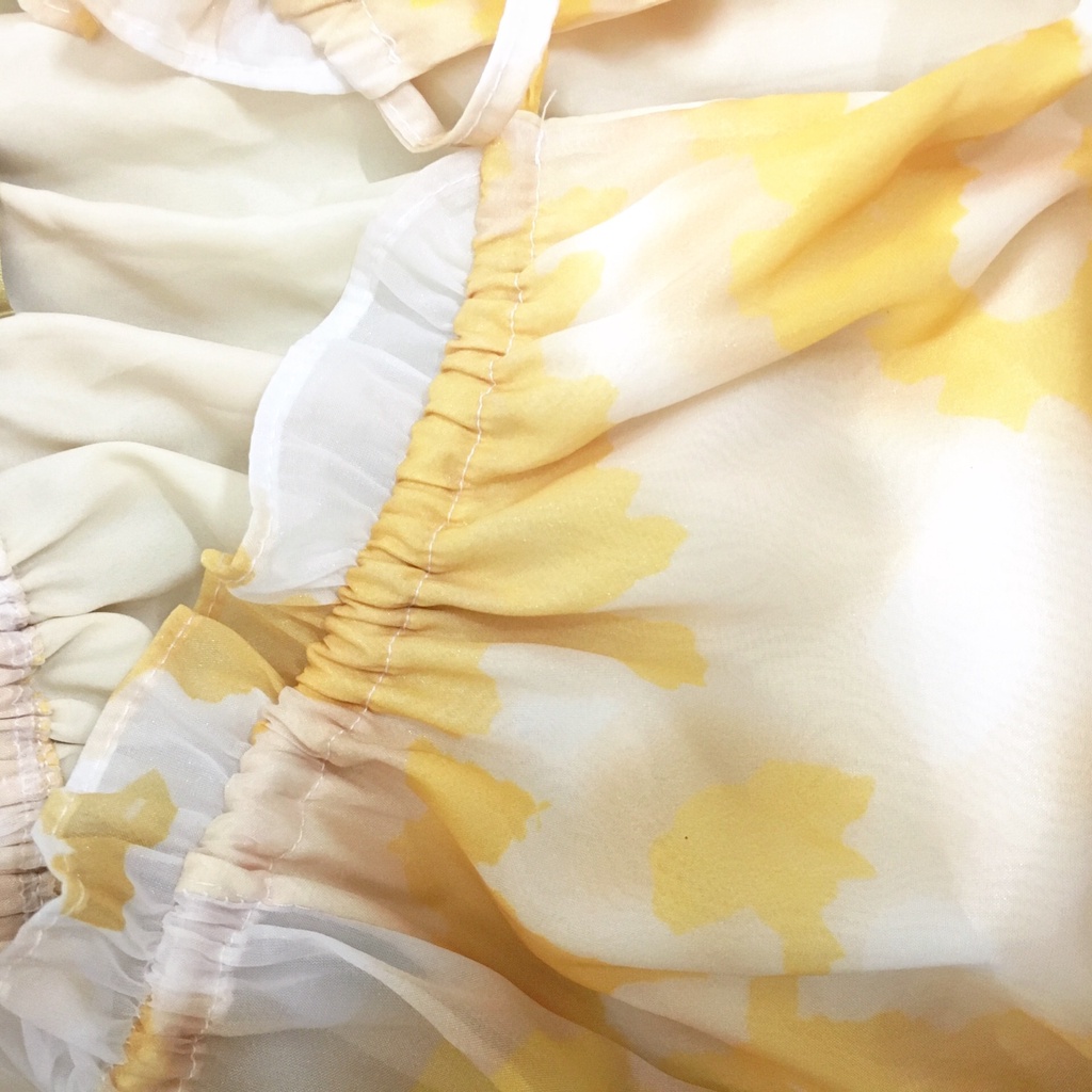 Jumpsuit hoa voan vàng cổ V tay dài hàng khuy, váy voan đính cúc ngực