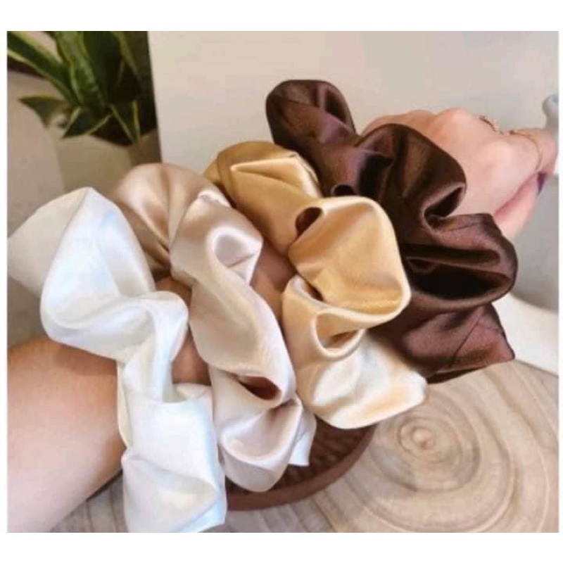 Cột tóc srunchies nhiều màu, chất lụa mịn màng, giúp cho các nàng các bé thêm xinh