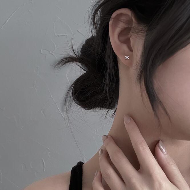 1 Cặp Khuyên Tai Bạc S925 Hình Thánh Giá Nhỏ Chống Dị Ứng Thời Trang Cho Nữ