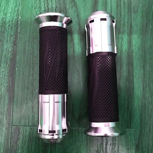 Tay nắm 8 cạnh RIZOMA thiết kế đẹp mắt, trẻ trung nhiều màu lựa chọn, phù hợp lắp nhiều dòng xe, Bao tay độ theo màu xe.