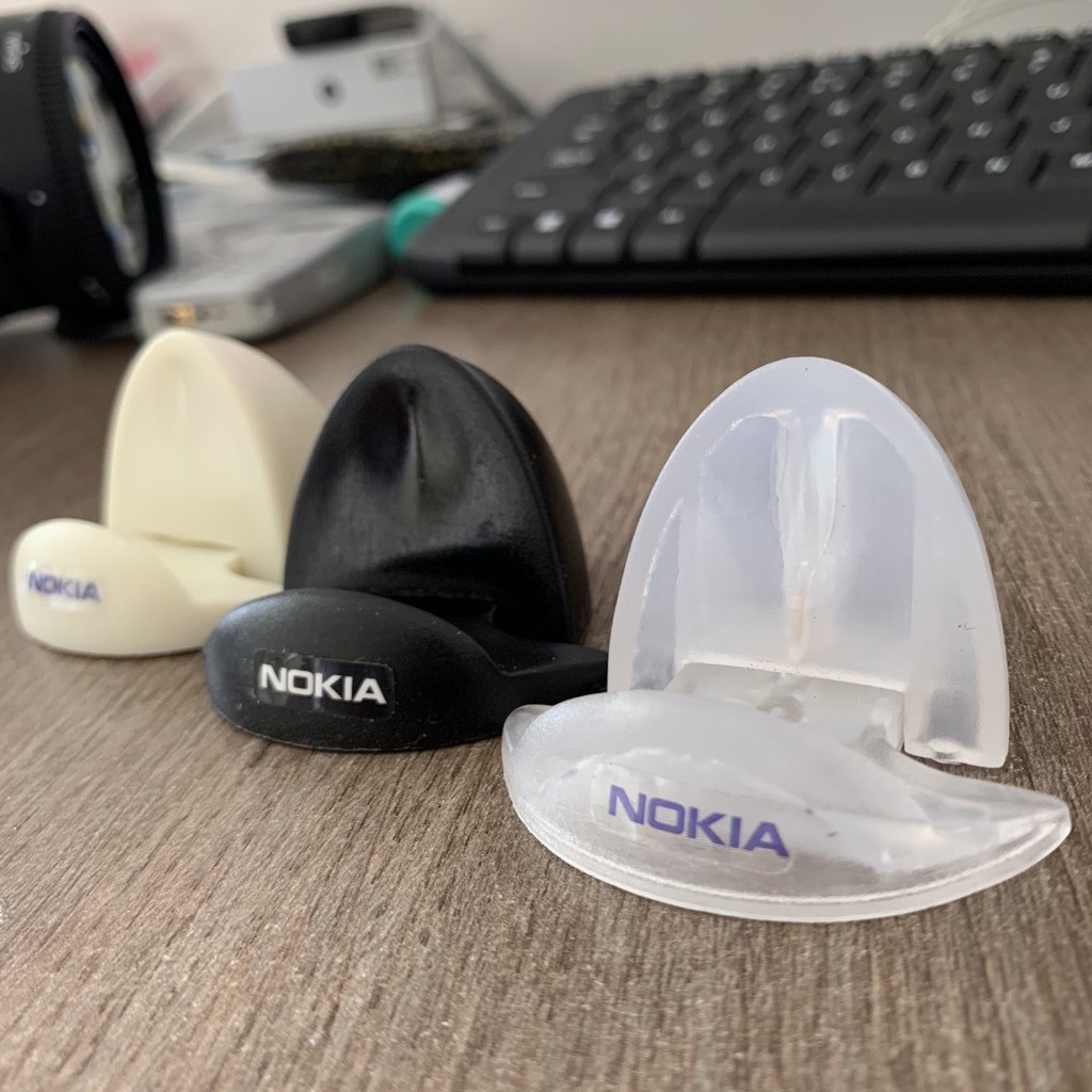 Đế dùng trưng bày điện thoại bằng nhựa cứng.