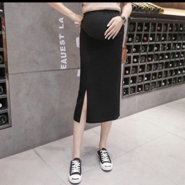 Chân váy bầu xẻ sau.
