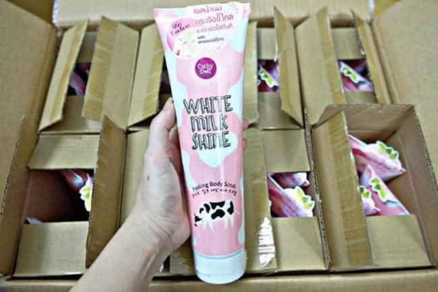 Tẩy Tế Bào Chết Toàn Thân Trắng Da Sữa Bò Cathy Doll White Milk Shine Peeling Body Scrub (320ml) | BigBuy360 - bigbuy360.vn