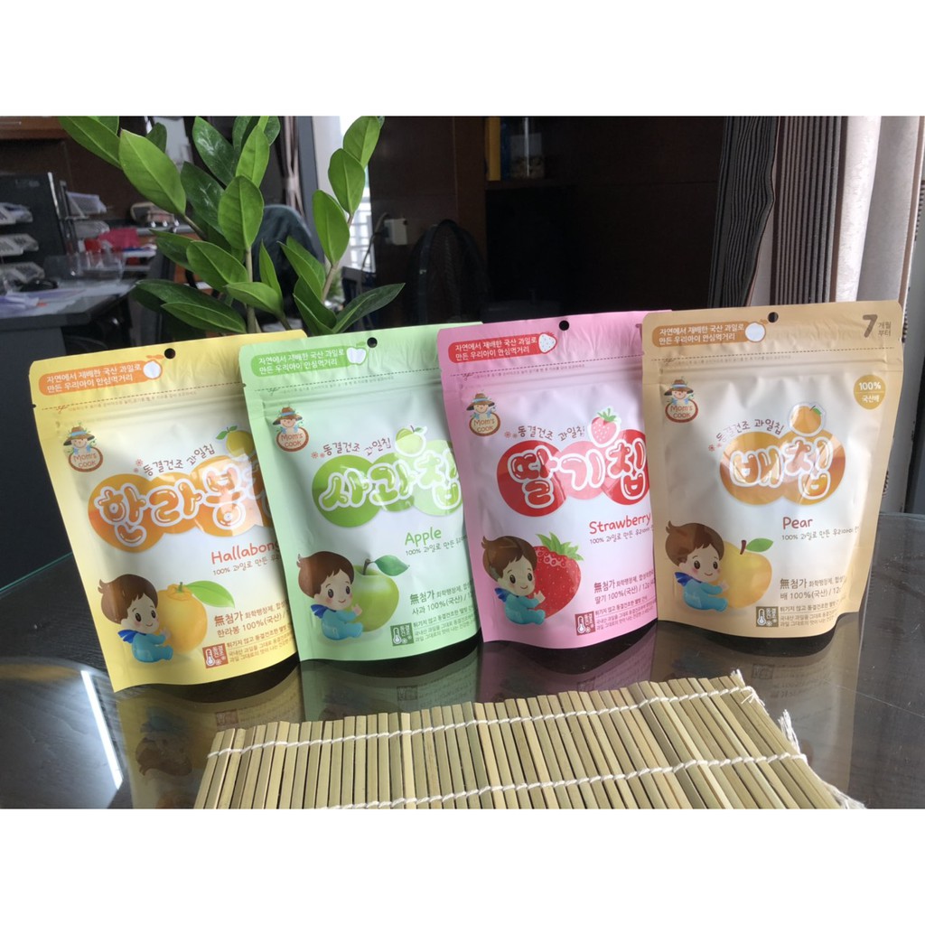 Dâu Tây Sấy Khô Mom's Cook Cho Trẻ Ăn Dặm 12m+