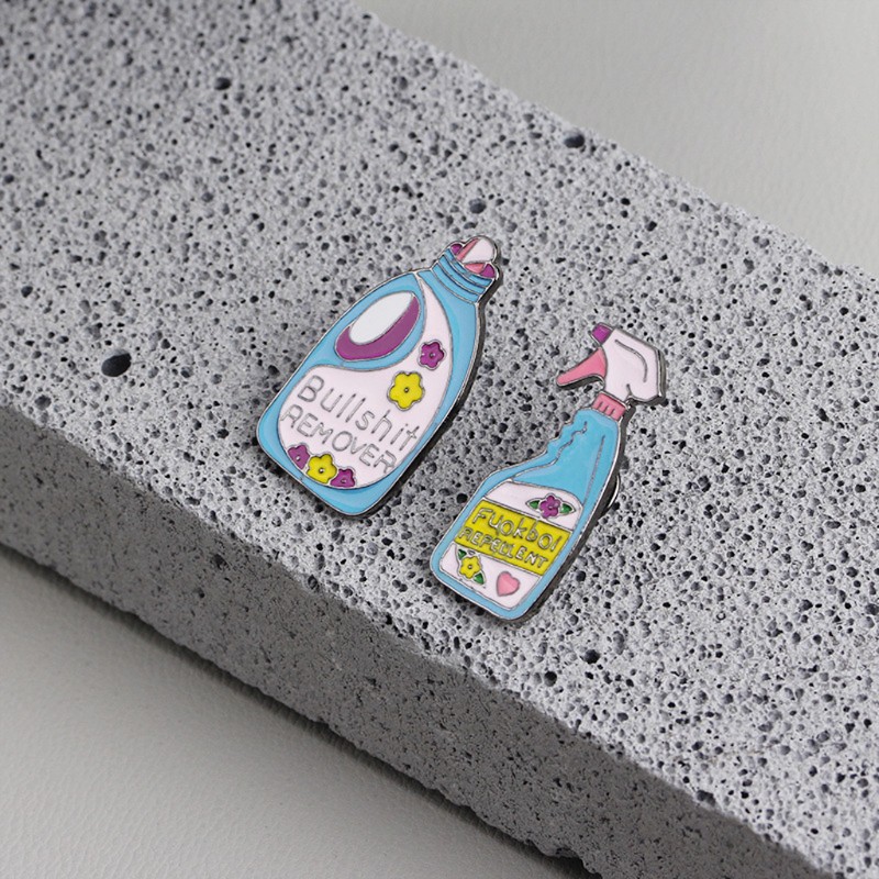 Set 2 trâm cài áo hình chai xịt nước và bình nước xả từ hợp kim tráng men tiện dụng