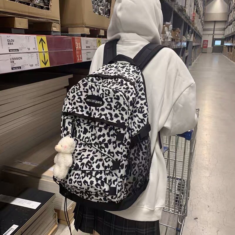 Balo hoạ tiết da báo cá tính kèm gấu