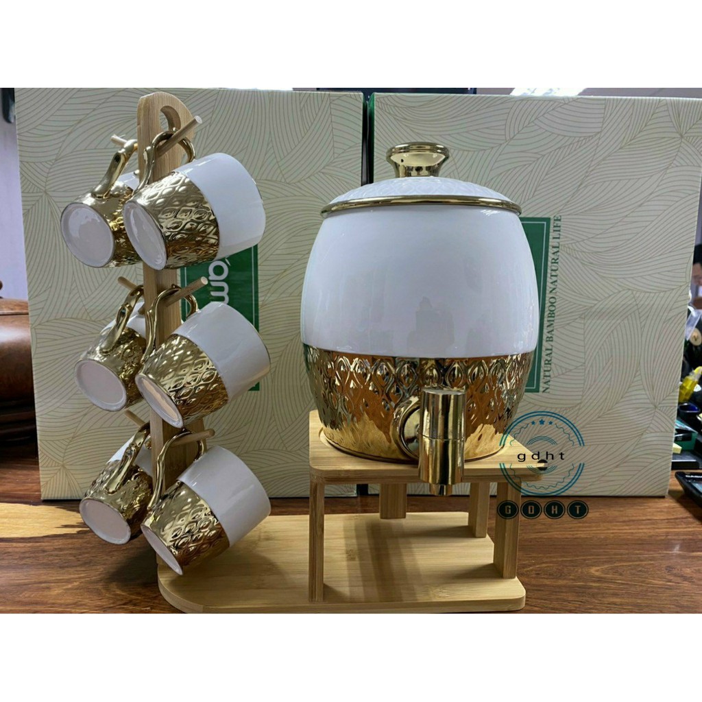 BỘ BÌNH ĐỰNG GỐM SỨ HÌNH TRỐNG CÓ VÒI, 6 CỐC VÀ GIÁ TREO CỐC