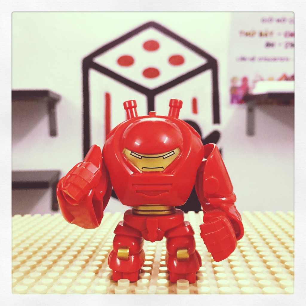 D061 (CÓ SẴN) - Nhân vật robot đồ chơi tên là Hulkbuster trong phim Biệt Đội Báo Thù phần 4