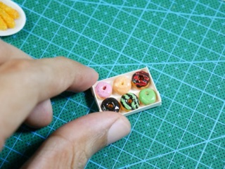 Mô hình bánh donut miniature bằng đất sét