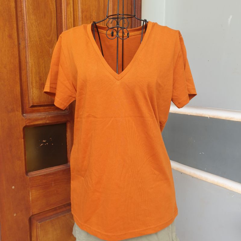 Áo thun cổ V màu cam đất kido kidosince