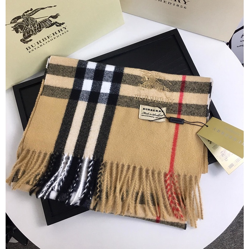 Khăn choàng thêu chữ Burberry thời trang