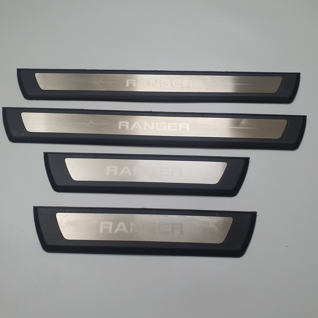 ỐP BẬC CHÂN NGOÀI NHỰA ĐEN FORD RANGER 2016 - 2022