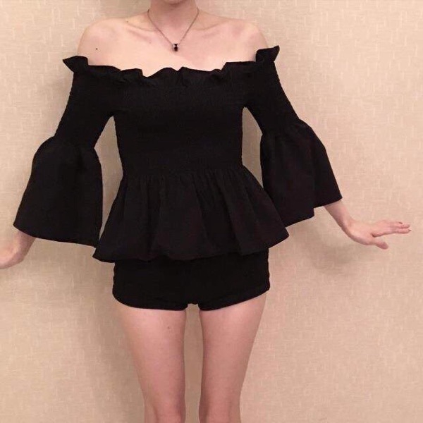 Áo Thun Khoét Vai Kiểu Hàn Quốc